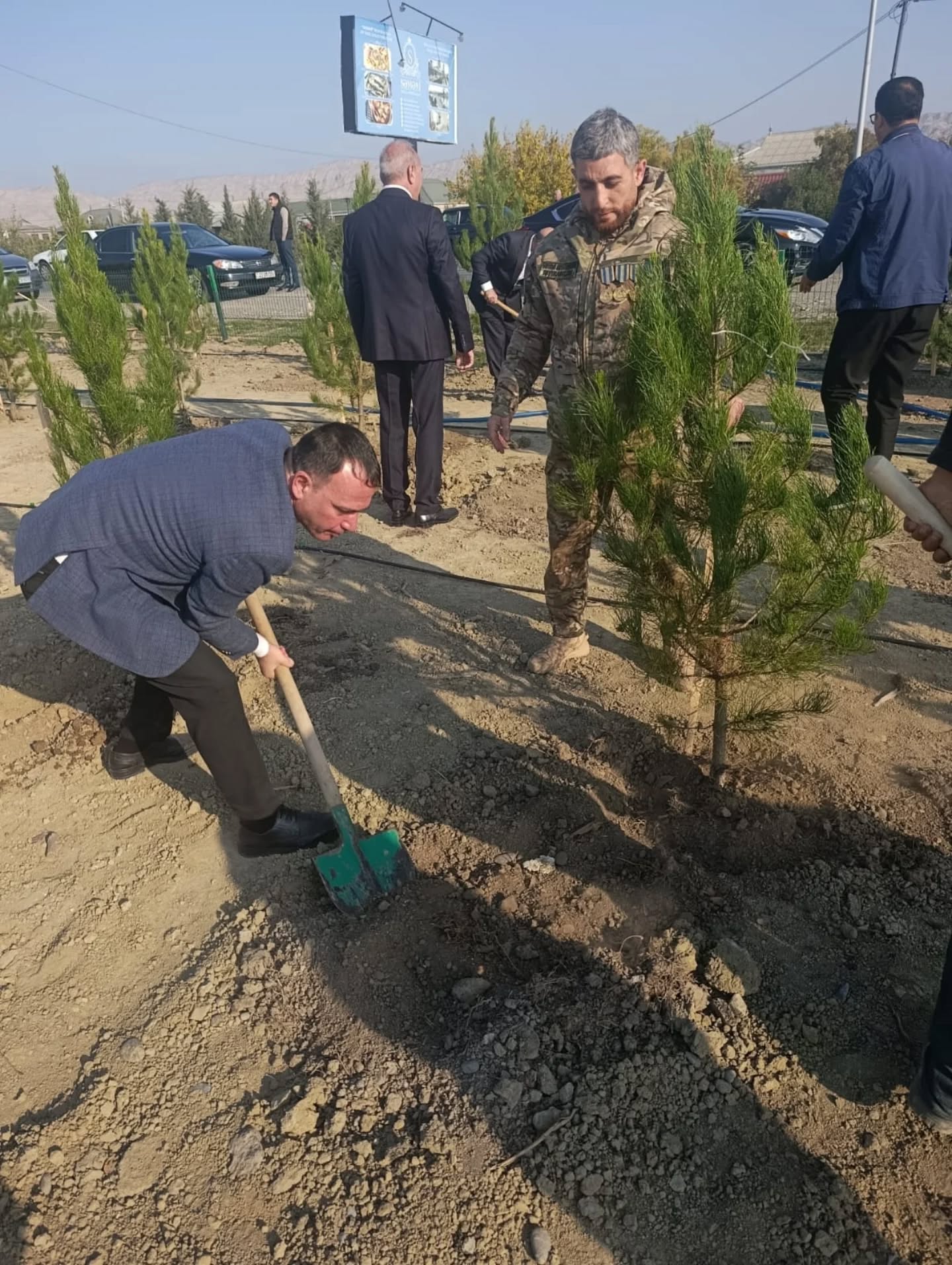 Mingəçevir Turizm Kollecinin müəllim və tələbələri Mingəçevir Şəhər İcra Hakimiyyətinin dəstəyi, “Kapital Bank” ASC-nin, “Qırmızı Ürəklər” Fondunun və “PMD Group”un birgə həyata keçirdiyi “Qəhrəmanlar bağı” layihəsi çərçivəsində şəhərin şərq giriş qapısı yaxınlığındakı yaşıllıq zolağında, 280 metrlik ərazidə birinci və ikinci Qarabağ müharibəsi şəhidlərinin xatirəsinə şam ağacları əkiblər. Bu məqsədlə təşkil olunan ağacəkmə aksiyasında kollecin tələbələri fəal iştirak ediblər.