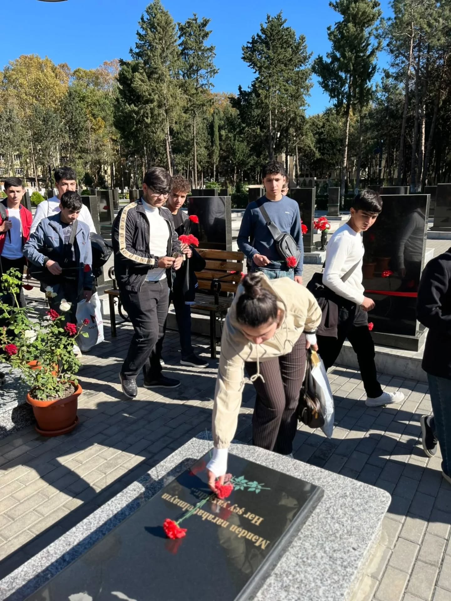 Mingəçevir Turizm Kollecinin Nəqliyyatın logistikası ixtisası üzrə təhsil alan tələbələri qrup rəhbərləri ilə birgə “44 günlük Vətən müharibəsi” ilə bağlı Şəhidlər Xiyabanını ziyarət ediblər