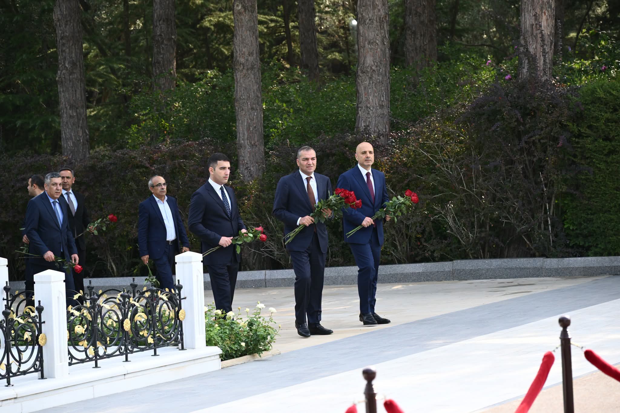 Dövlət Turizm Agentliyinin rəhbərliyi və turizm işçiləri Fəxri xiyabanı ziyarət ediblər